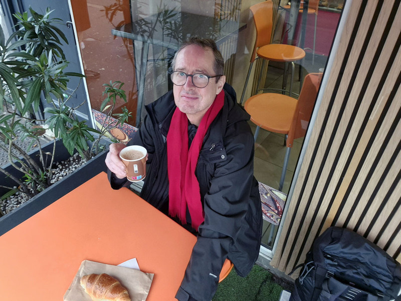 Middelhavskaffe og croissant